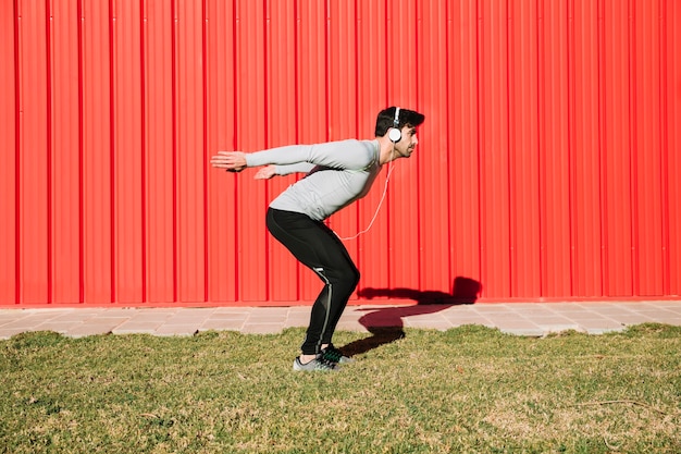 Gratis foto sportieve man voorbereiden om te springen