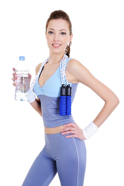 Sportieve mooie vrouw met een fles water in de hand