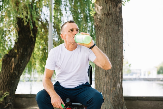 Sportieve senior die hydrateert na training