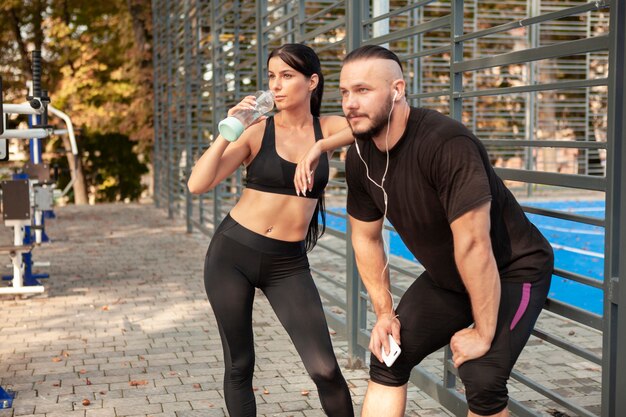 Sportieve vrienden ontspannen na training