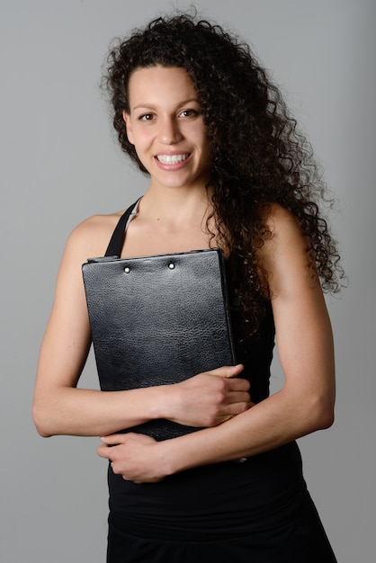 Sportieve vrouw die een klembord