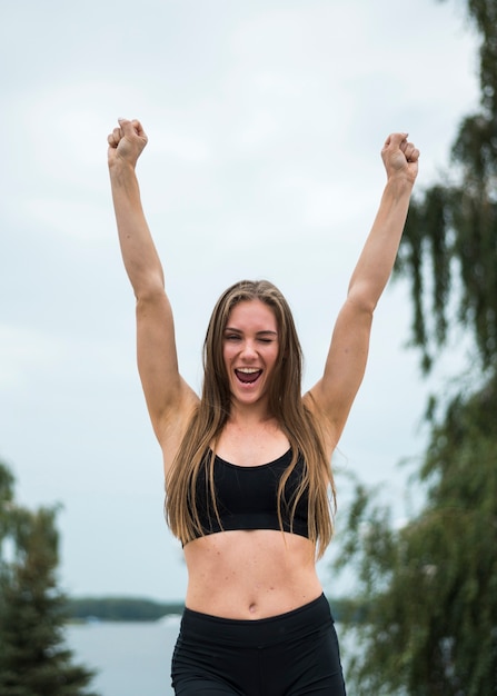 Sportieve vrouw die van middelgroot schot geniet