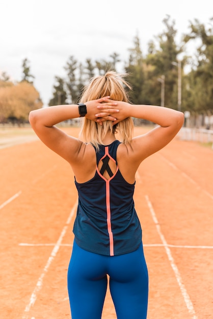 Sportieve vrouw die zich op stadionspoor bevindt