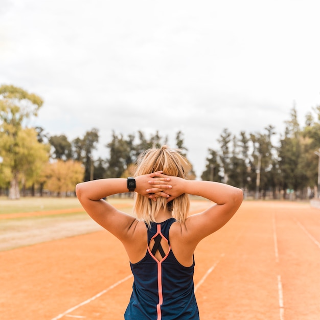 Gratis foto sportieve vrouw die zich op stadionspoor bevindt