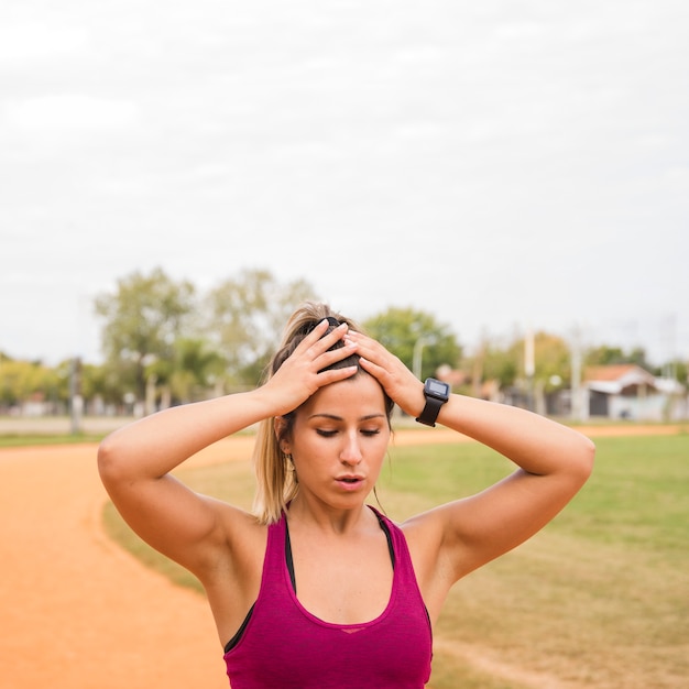 Sportieve vrouw die zich uitstrekt over stadion bijhouden