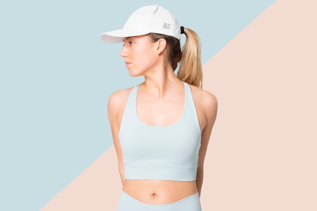 Sportieve vrouw in blauwe sportkleding en pet aan de zijkant