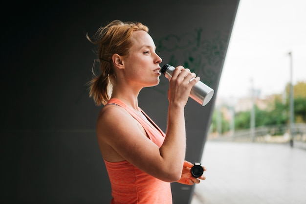 Sportieve vrouw in stedelijke omgeving