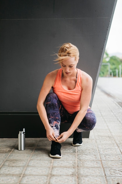 Gratis foto sportieve vrouw in stedelijke omgeving