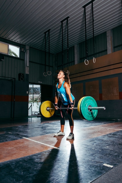 Sportieve vrouw lift barbell