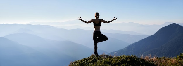 Sportieve vrouw mediterend op frisse lucht