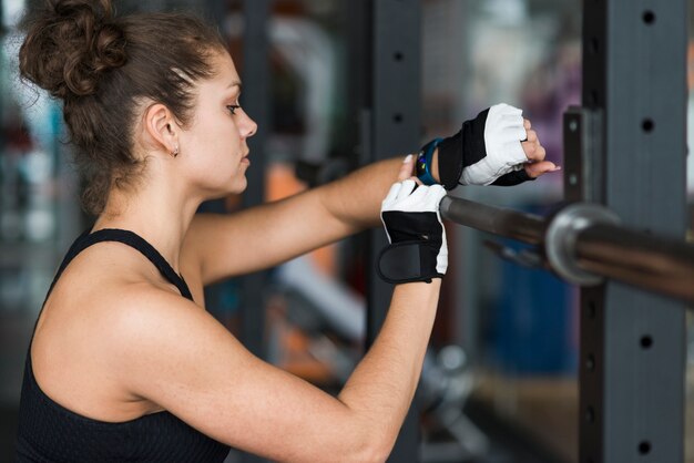 Sportieve vrouw met behulp van smartwatch