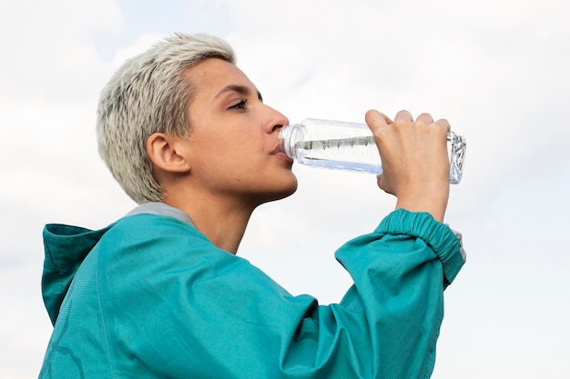 Sportieve vrouw met een fles water