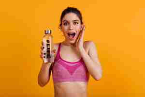 Gratis foto sportieve vrouw met fles water