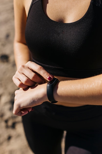 Sportieve vrouw met smartwatch op het strand