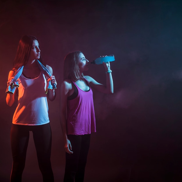 Gratis foto sportieve vrouwen na training in het donker