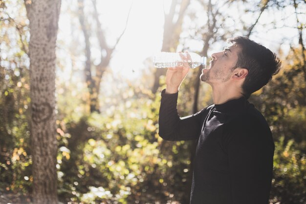 Sportman drinkwater op een zonnige dag