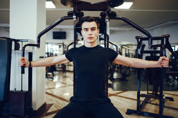 Sportman in een ochtendgymnastiek