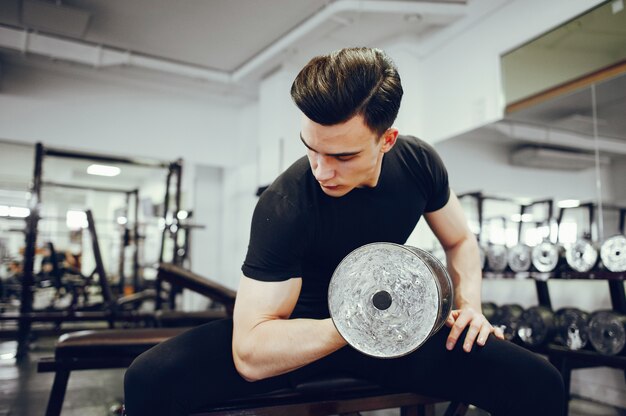 Sportman in een ochtendgymnastiek