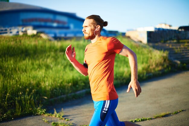 Sportman in zijn ochtendroutine