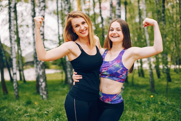 Sportmeisjes in een park