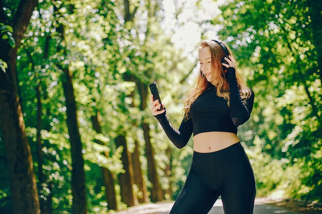 Sportmeisjes in een park