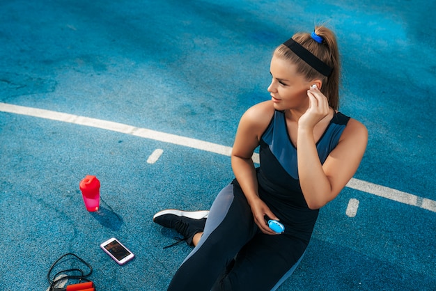 Sportvrouw met earpods