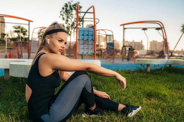 Sportvrouw rusten en luisteren naar muziek