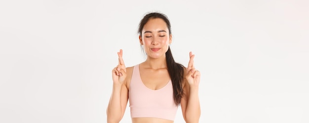 Sportwelzijn en actieve levensstijl concept close-up van glimlachend optimistisch aziatisch meisje hoop gewicht te verliezen
