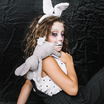 Sppoky meisje met konijn maken grappig gezicht