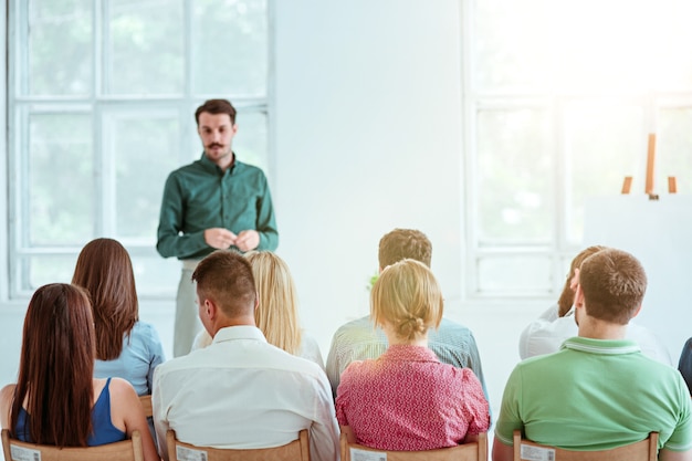 Gratis foto spreker op zakelijke bijeenkomst in de conferentiezaal. bedrijfs- en ondernemerschap concept.