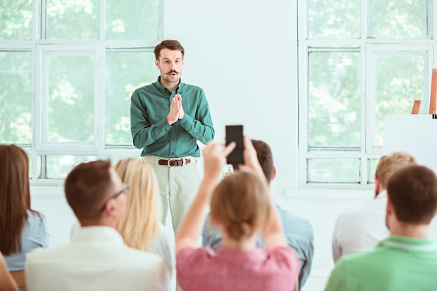 Spreker op zakelijke bijeenkomst in de conferentiezaal. Bedrijfs- en ondernemerschap concept.