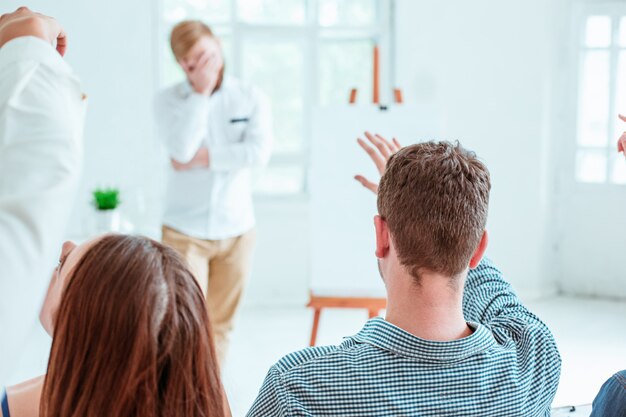 Spreker op zakelijke bijeenkomst in de conferentiezaal.