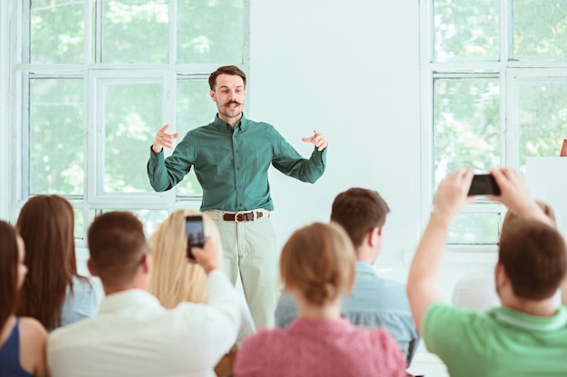 Spreker op zakelijke bijeenkomst in de conferentiezaal.