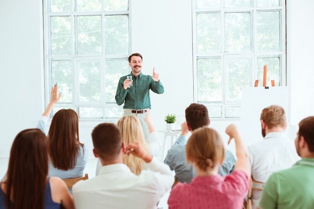 Gratis foto spreker op zakelijke bijeenkomst in de conferentiezaal.