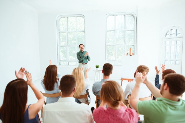 Spreker op zakelijke bijeenkomst in de conferentiezaal.