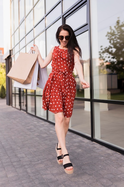 Springen vrouw zwarte vrijdag shopping concept