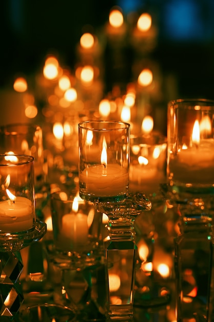 Sprookjesachtig beeld van brandende kaarsen in het donker
