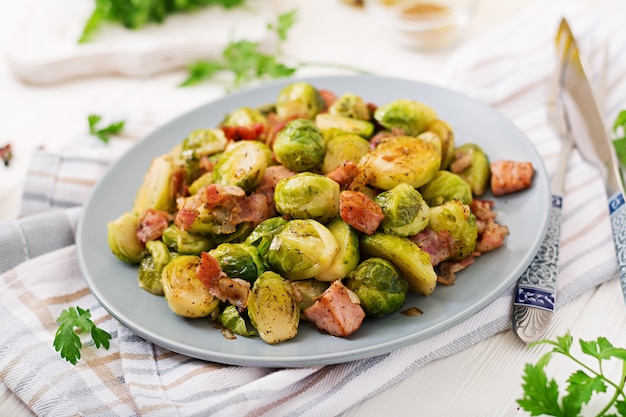 Gratis foto spruitjes. geroosterde spruitjes met spek. heerlijke lunch.