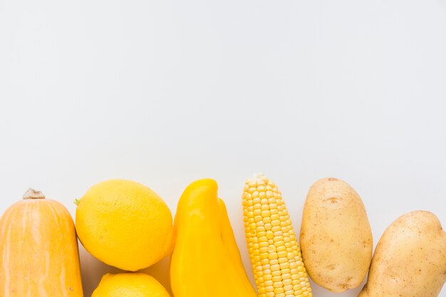 Squash; citroen; paprika; maïskolf en aardappel op witte achtergrond