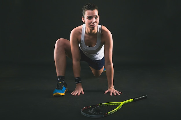 Squash player stretching haar benen