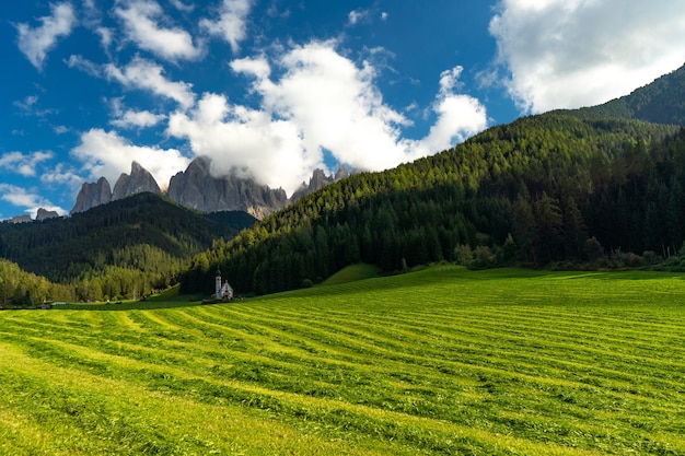 Gratis foto st. magdalena church, villnoss valley, zuid-tirol, italië met puez geisler group dolomites