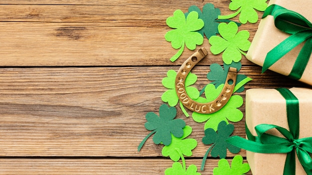 Gratis foto st patrick elementen frame bovenaanzicht