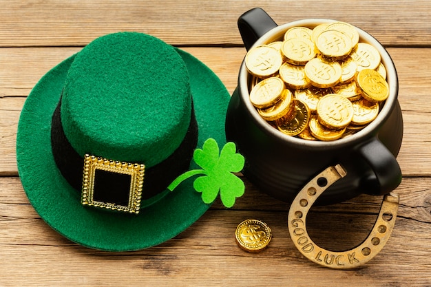 St patrick items op houten tafel