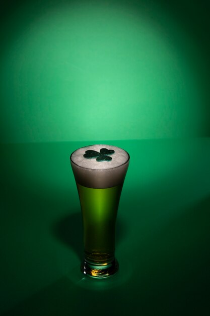 St. Patrick's Day-drankje onder een hoge hoek