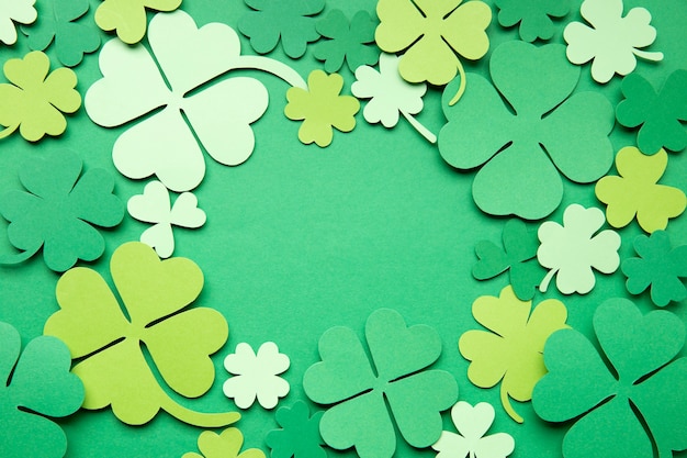 St. patrick's day met klavers boven het zicht