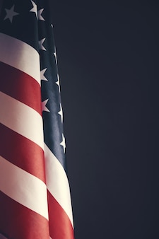 Staande vlag verenigde staten van amerika op donkergrijze achtergrond. banner van amerika in retro stijl.