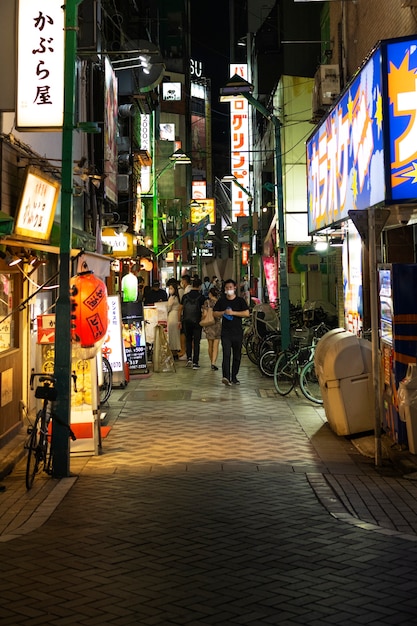 Gratis foto stad bij nacht met levendige lichten