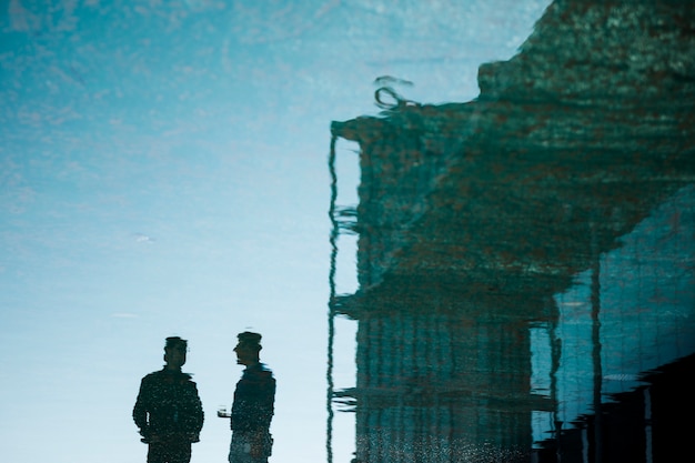 Stad gebouw met mensen silhouetten