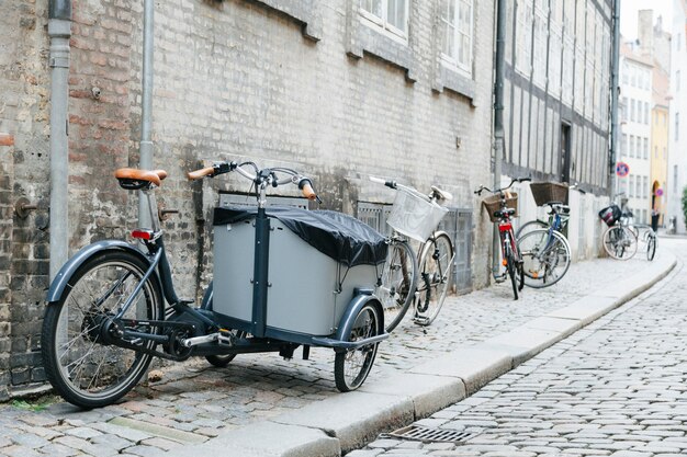 Stad geplaveide stoep met fietsen