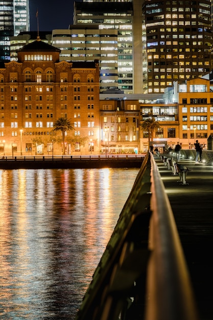 Stad met gebouwenfoto 's nachts